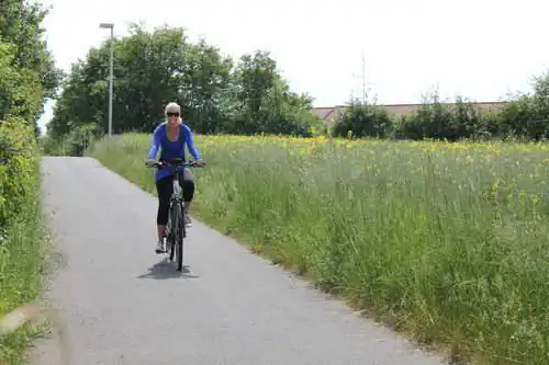 Radweg für Testfahrten, Angela Fischer auf dem E-Bike