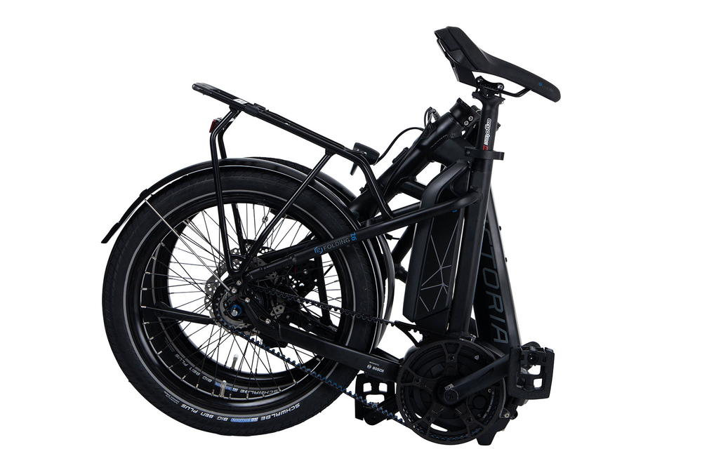 Victoria eFolding 7.6 deep black matt blue Tiefeinsteiger für Camping Victoria eFolding Tiefeinsteiger Faltrad beim Bahnfahren