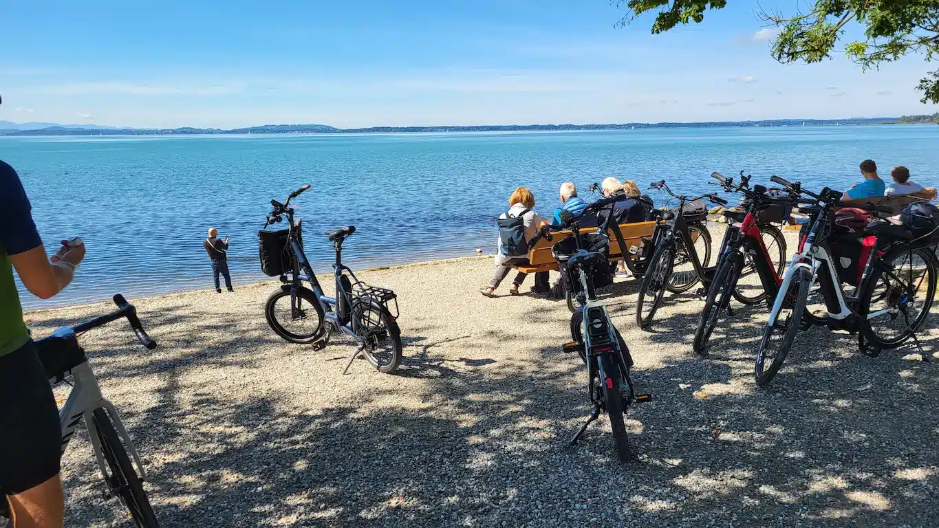 Fahrradtour_am_Chiemsee_ mit_iSY_XXL-R14_und_E5-ZR_Suedost-Uferblick