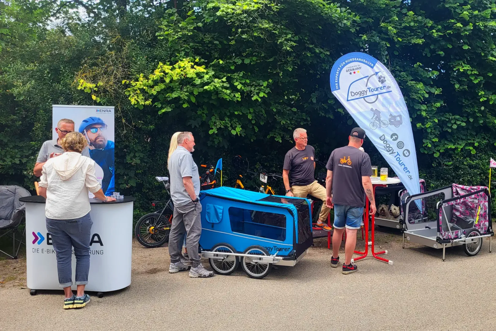 doggytourer hundeanhaenger mit juergen arnold beim e-bike cafe grossostheim