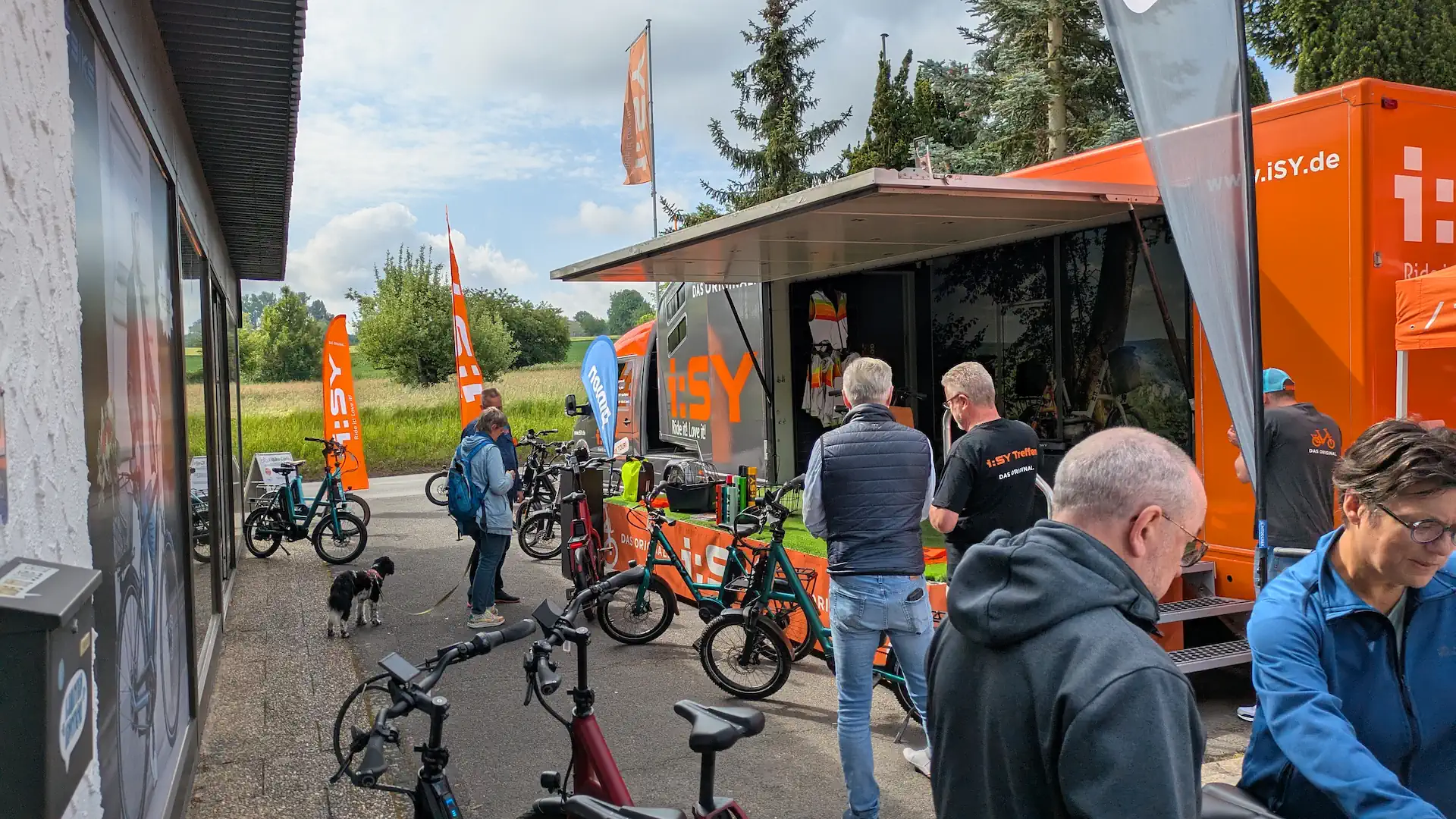 iSY Showtruck beim E-Bike Cafe Beratung
