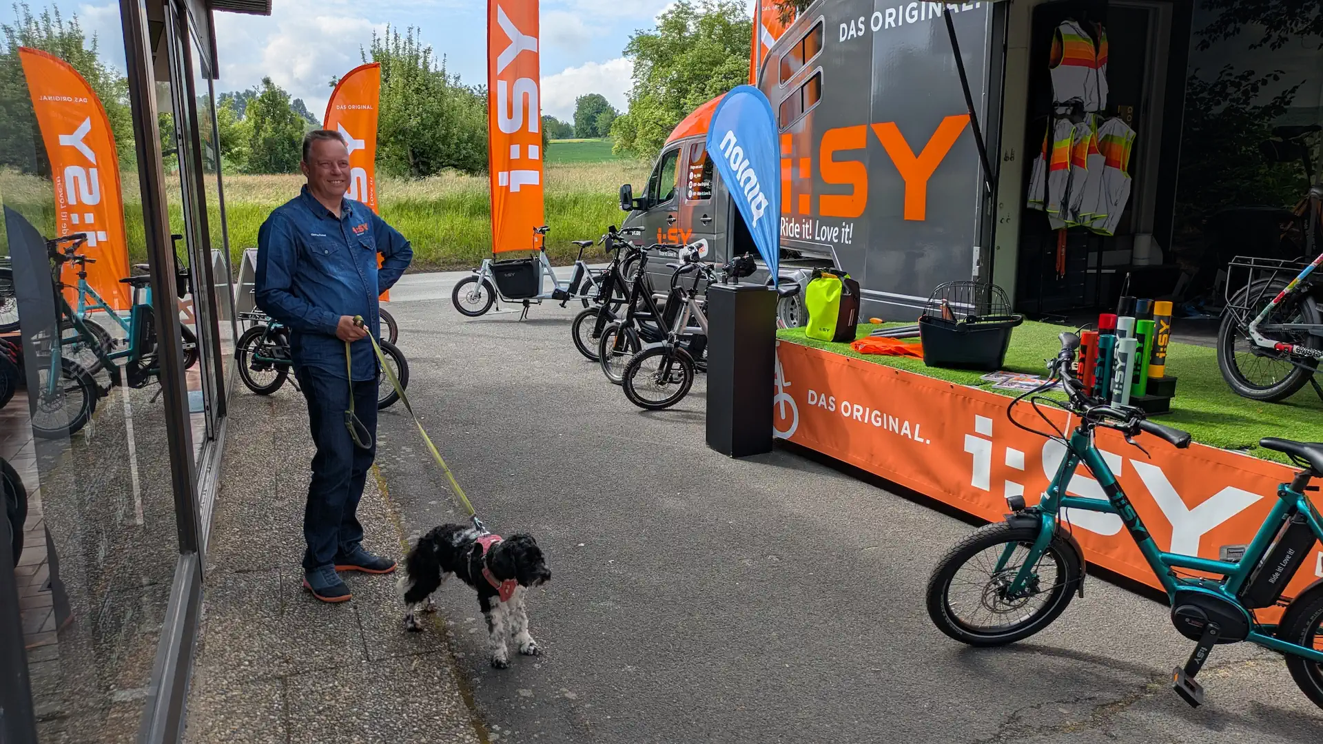iSY Showtruck beim E-Bike Cafe Hundebetreuung