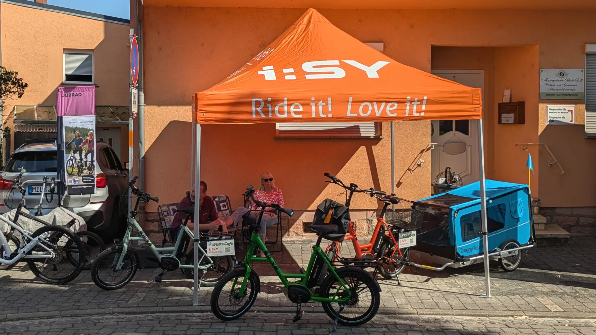 E-Bike-Cafe_mit_iSY-Kompaktrad_und_Doggytourer-Hundeanhaenger_in_Niedernberg