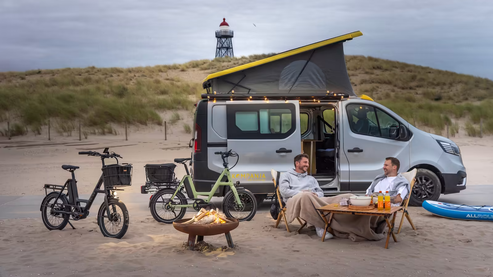 Marcel und Tobias mit ihren leichten iSY SkyFly Carbon E-Bikes vor ihrem kompakten Camper Van