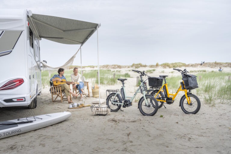 Zwei iSY E5 ZR F am Wohnmobil auf dem Campingplatz