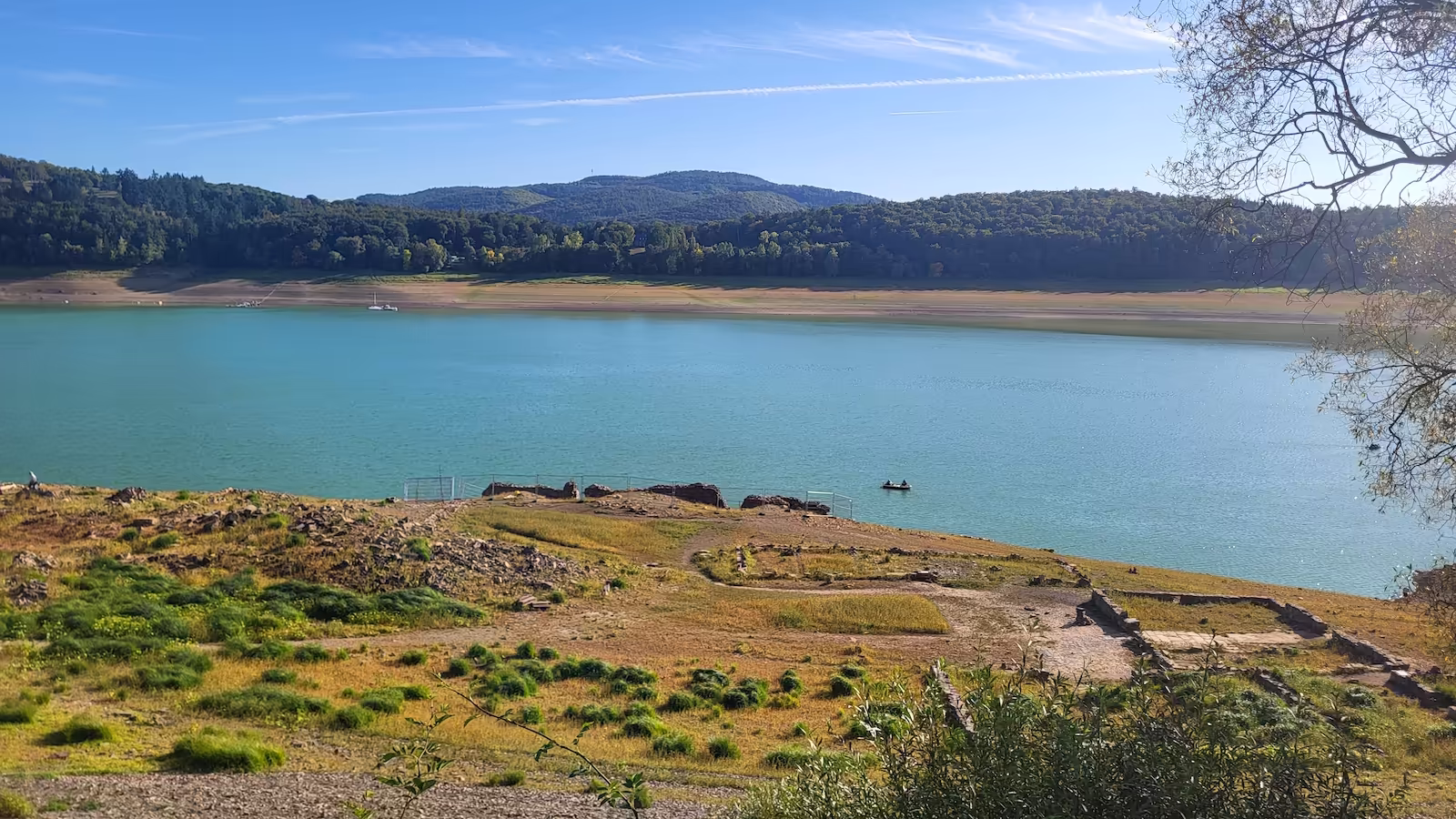 edersee-promenadenstrasse-mit-artefakten-inhaltsbild