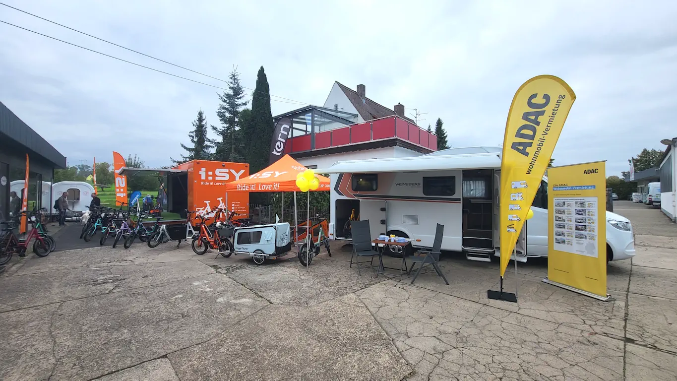 iSY on Tour mit Showtruck DoggyTourer und Wohnmobil im Hof