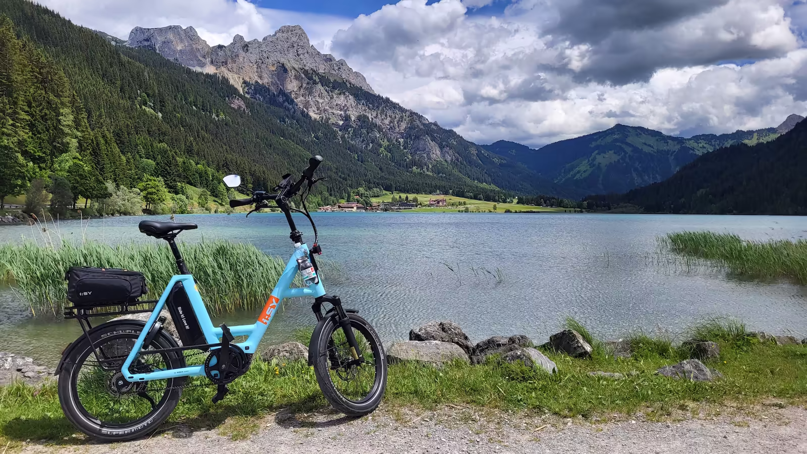 Bergpanorama und türkisblauer Haldensee im Tannheimer Tal