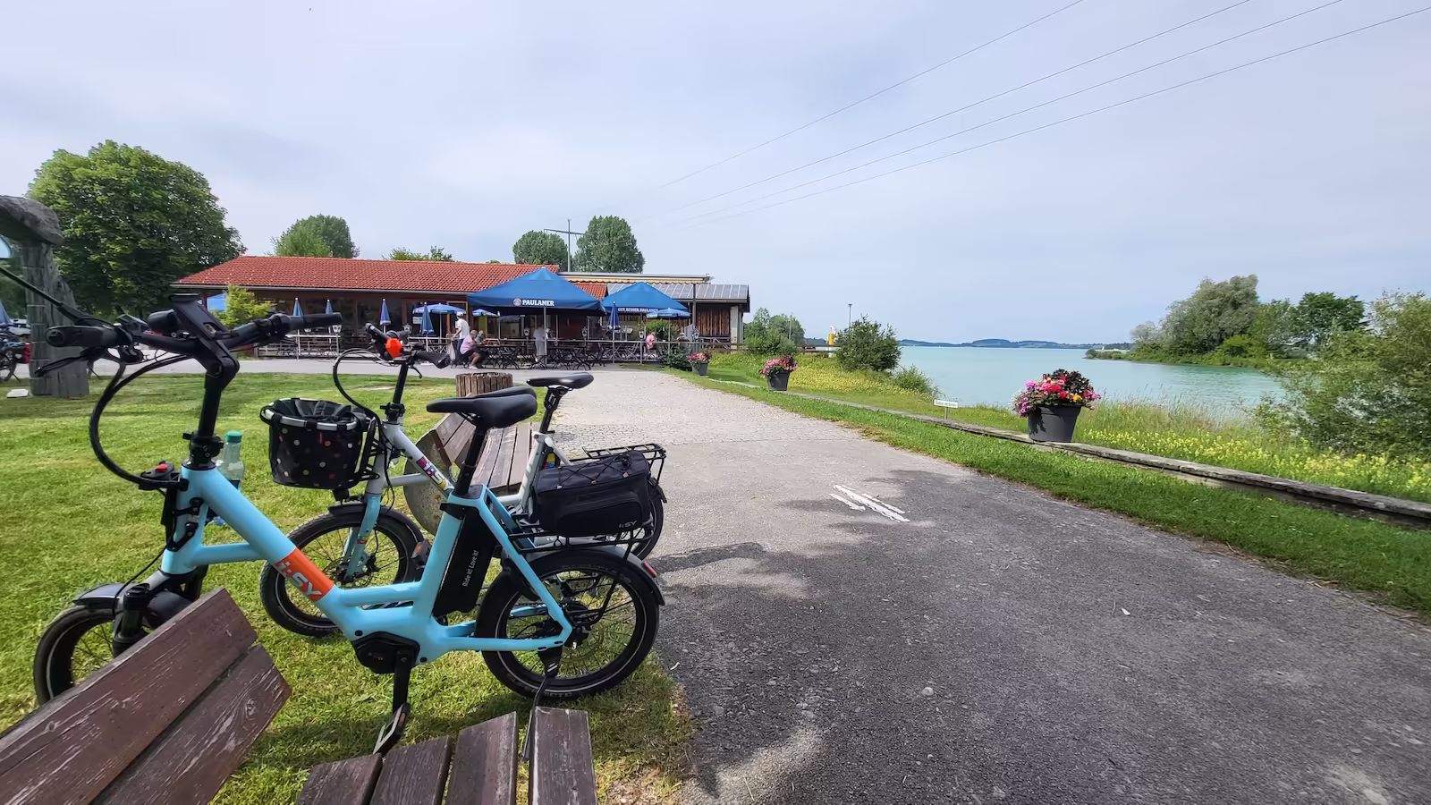 pause-mit-isy-in-der-naehe-vom-schiffsanleger-forggensee