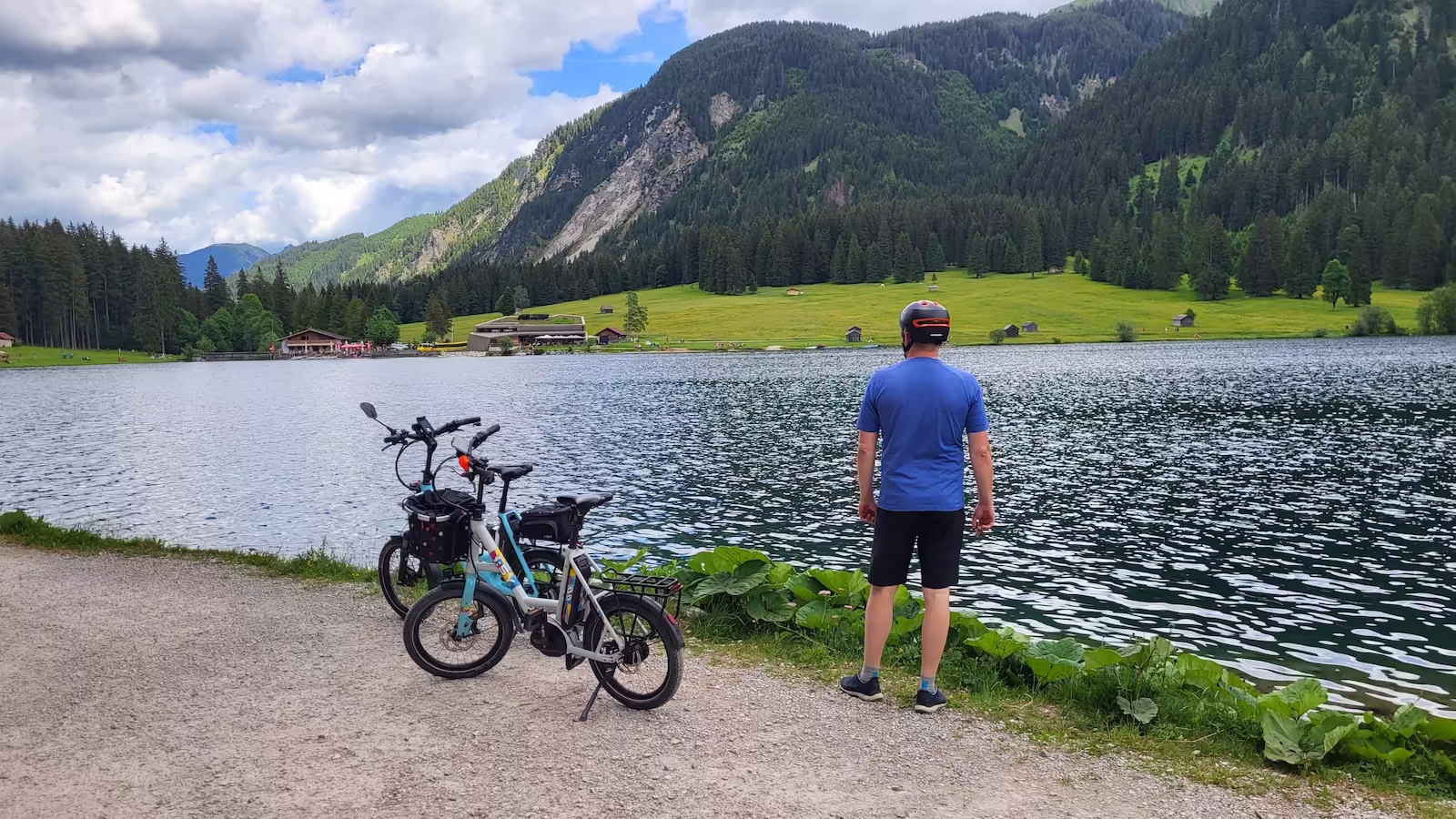 Feingeschotterter Uferweg am Vilsalpsee im Tannheimer Tal