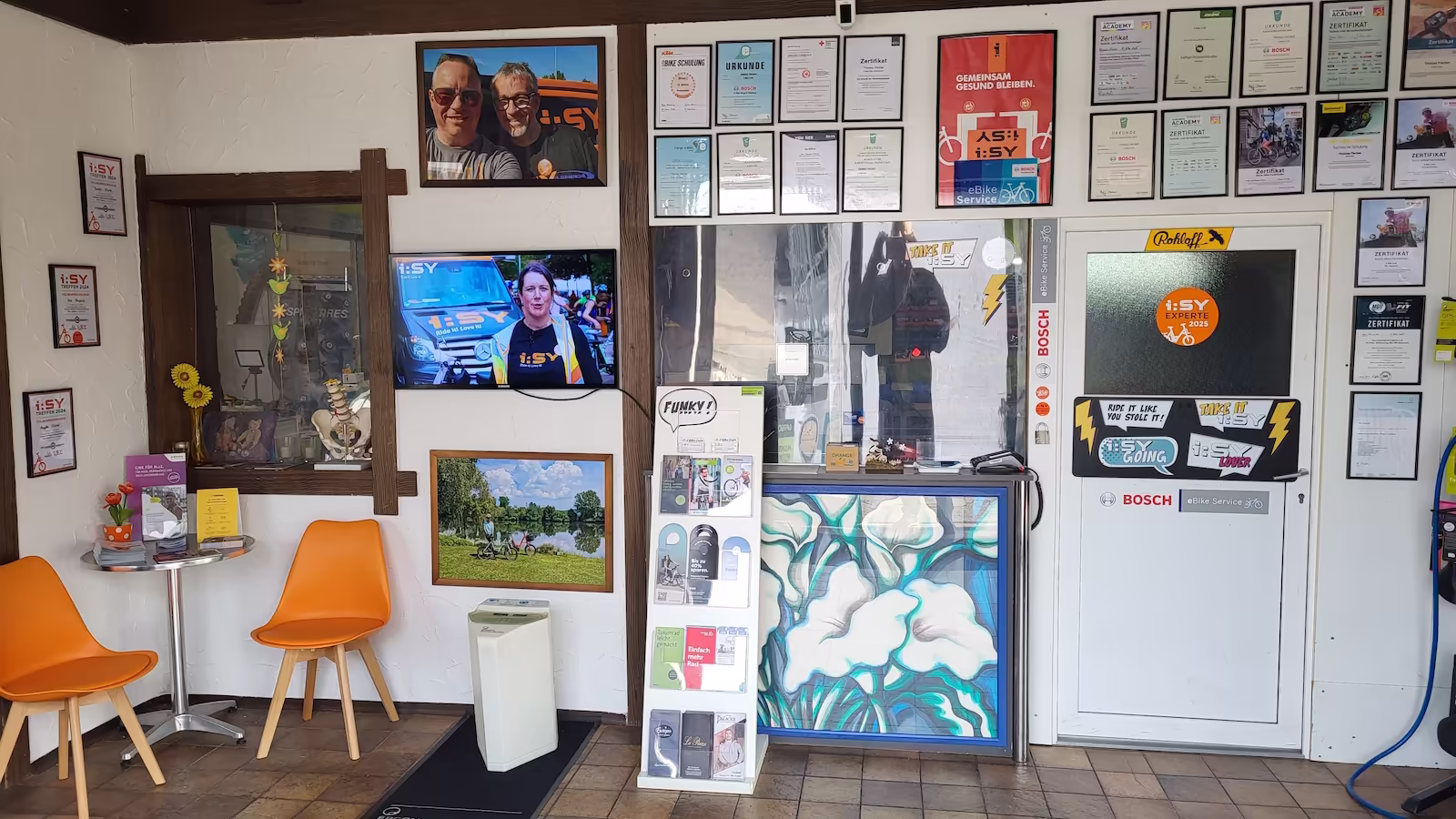 werkstatt-fuer-inspektionen-wartung-und-reparaturen-im-ebike-cafe