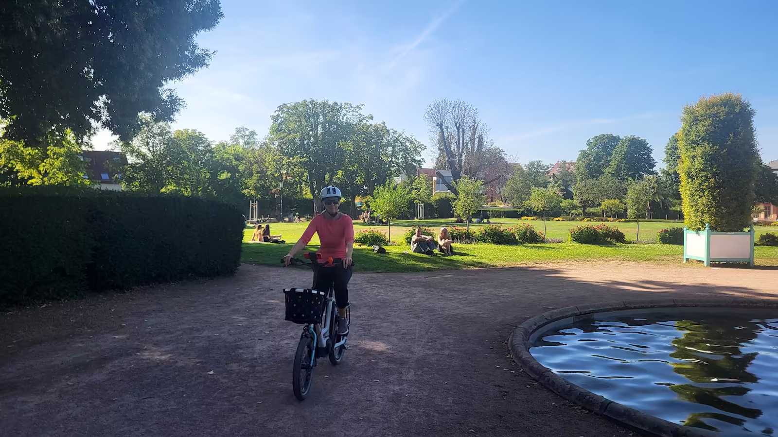 Angelas PopArt i:SY E-Bike vor dem Springbrunnen der Orangerie Darmstadt bringt erfrischenden i:SY Fahrtwind