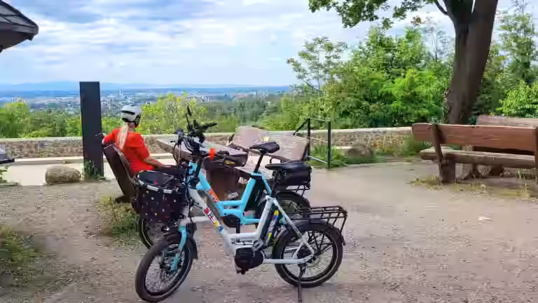 i:SY Digital Detox mit Markus und Sarah auf ihren i:SY E-Bikes bei einer entspannten E-Bike-Tour durch den Darmstädter Westwald zur Ludwigshöhe