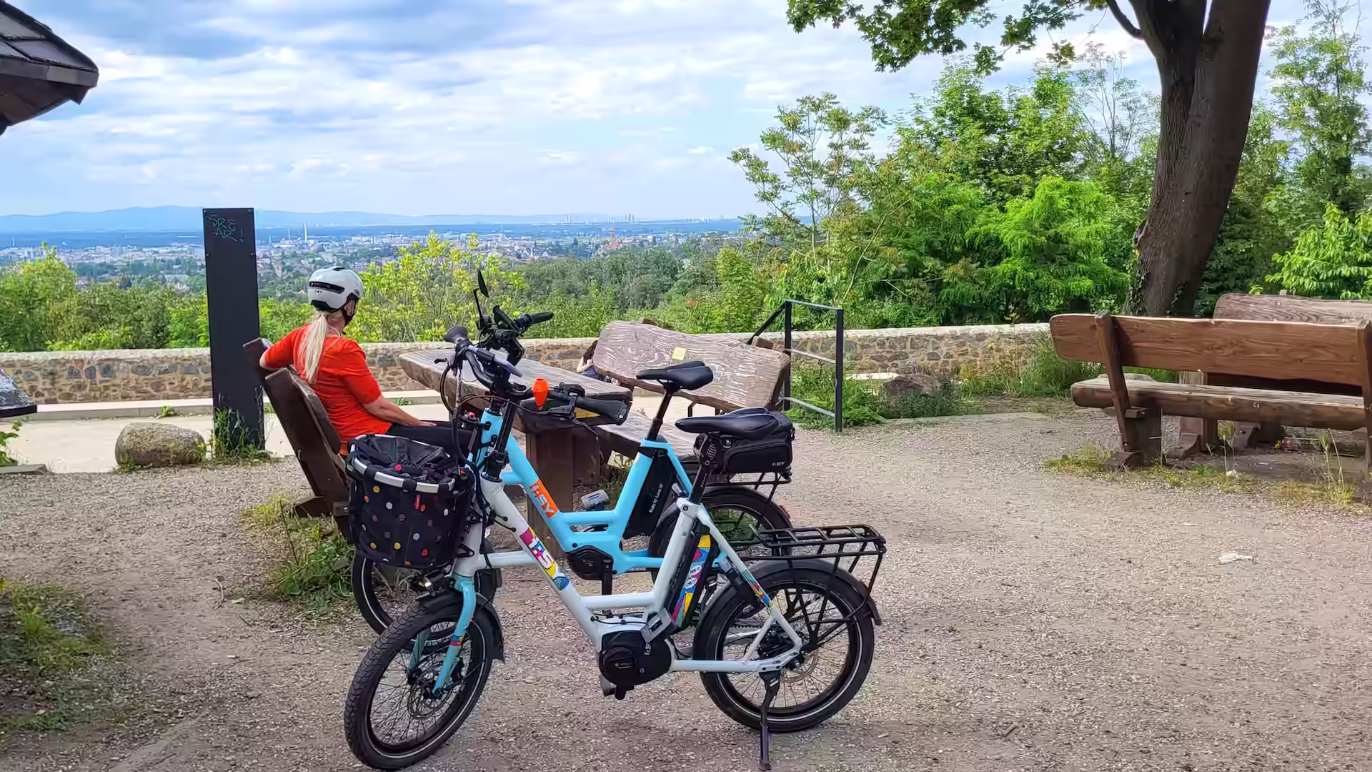 i:SY Digital Detox mit Markus und Sarah auf ihren i:SY E-Bikes bei einer entspannten E-Bike-Tour durch den Darmstädter Westwald zur Ludwigshöhe