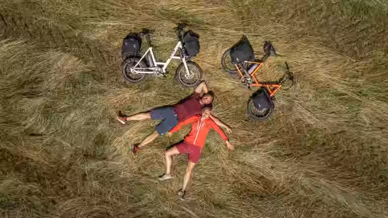 bestes i:sy sommerglück im gras mit laura und jan