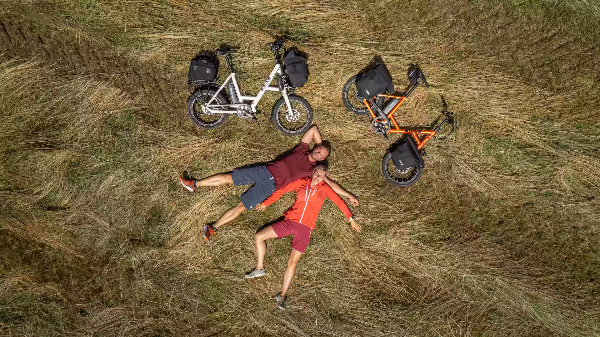bestes i:sy sommerglück im gras mit laura und jan