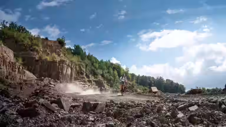 Jens wirbelt mit dem i:SY S10 Adventure im Steinbruch auf der Schotterpiste Staub auf