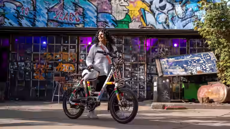 Yasemin Tepe mit dem i:SY N3.8 ZR by Ona Sadkowsky im Farbenrausch vor Graffiti-Kulisse