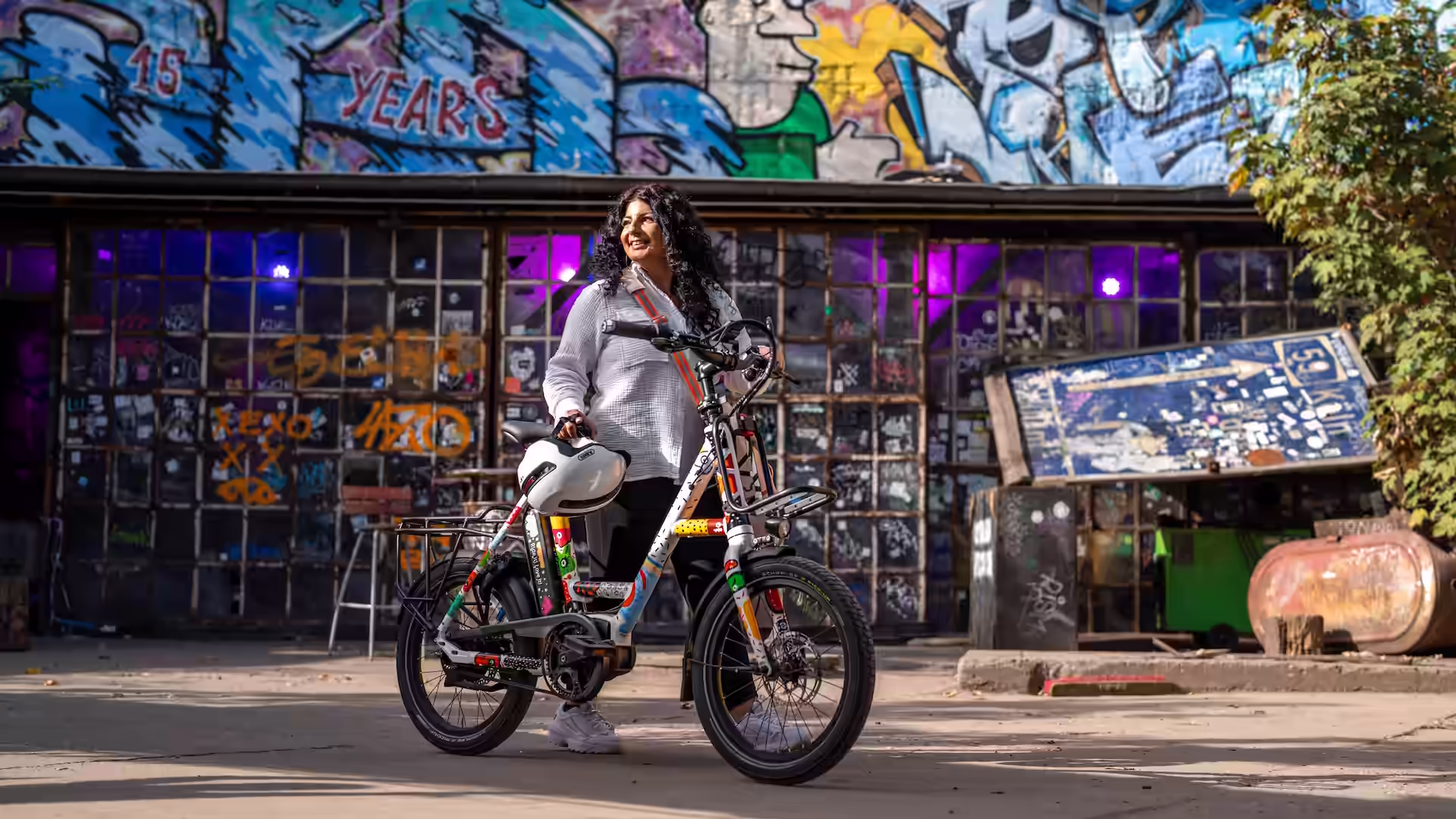 Yasemin Tepe mit dem i:SY N3.8 ZR by Ona Sadkowsky im Farbenrausch vor Graffiti-Kulisse
