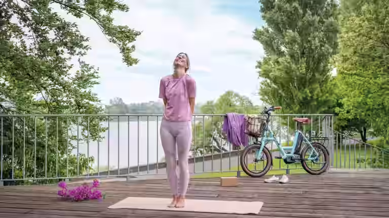 Entspannte Yoga-Auszeit mit Kinny und dem i:SY E5 Kompaktrad am Rhein
