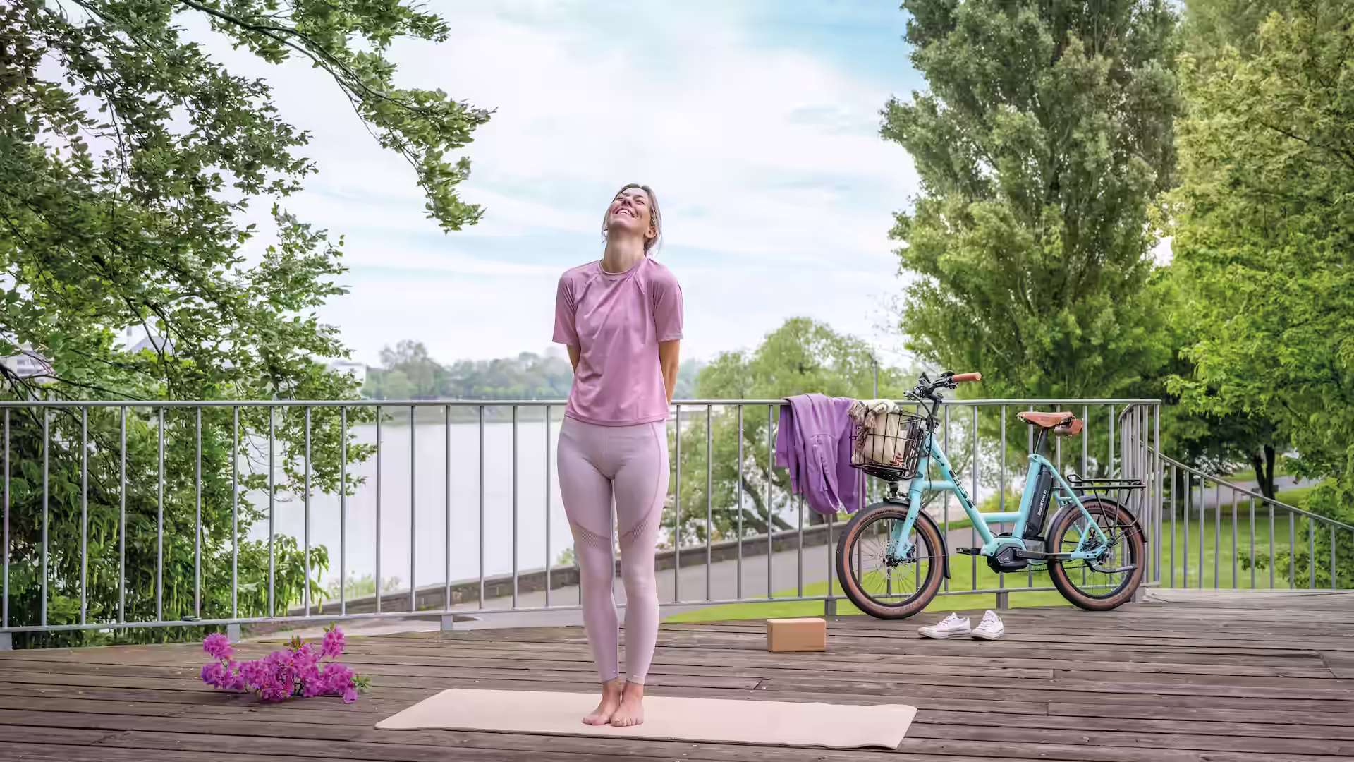 Entspannte Yoga-Auszeit mit Kinny und dem i:SY E5 Kompaktrad am Rhein