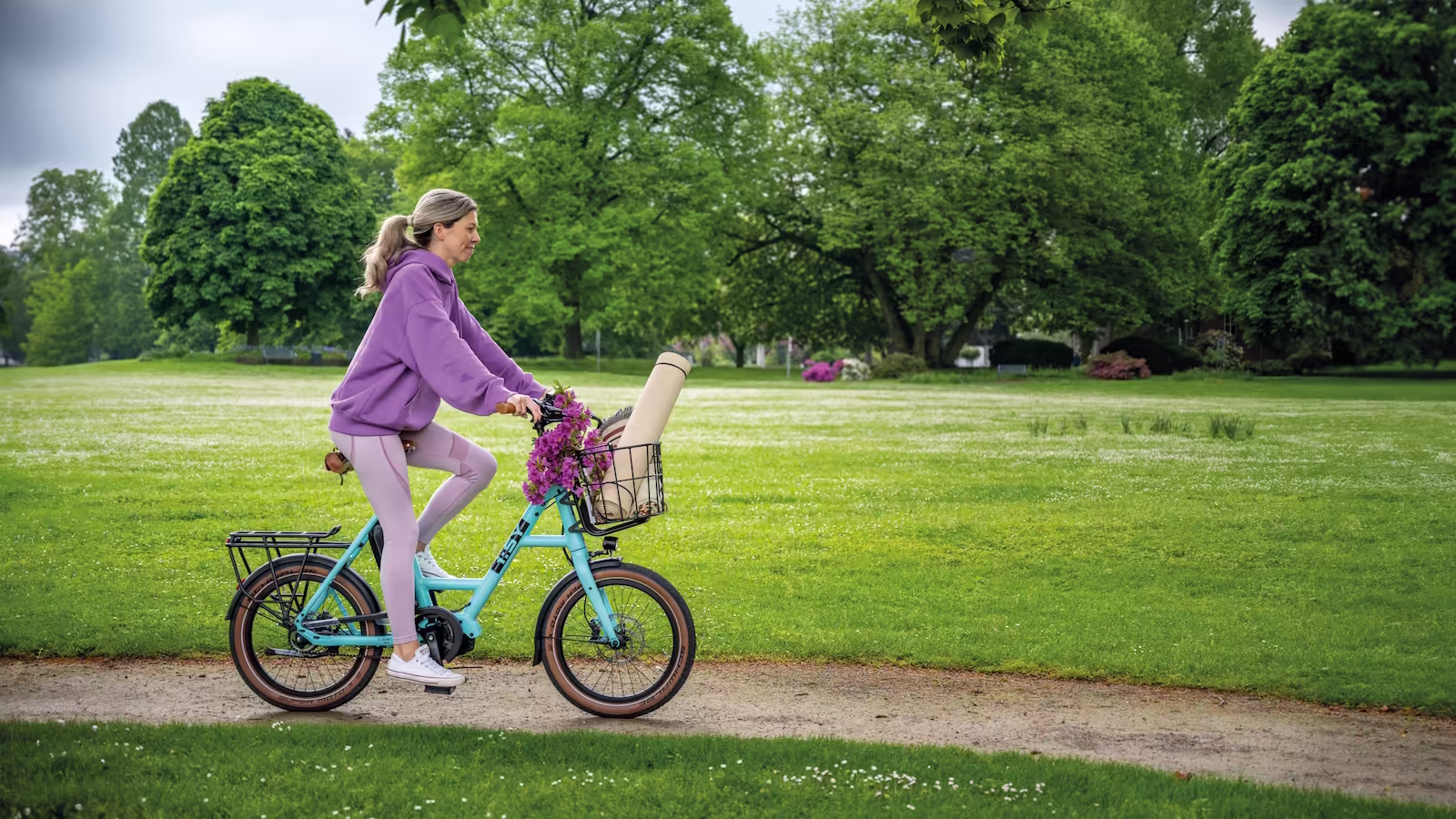i:SY E5 ZR F Century mit Frontträger KLICKfix und Alu Frontkorb an der Rheinpromenade zum i:SY Yoga
