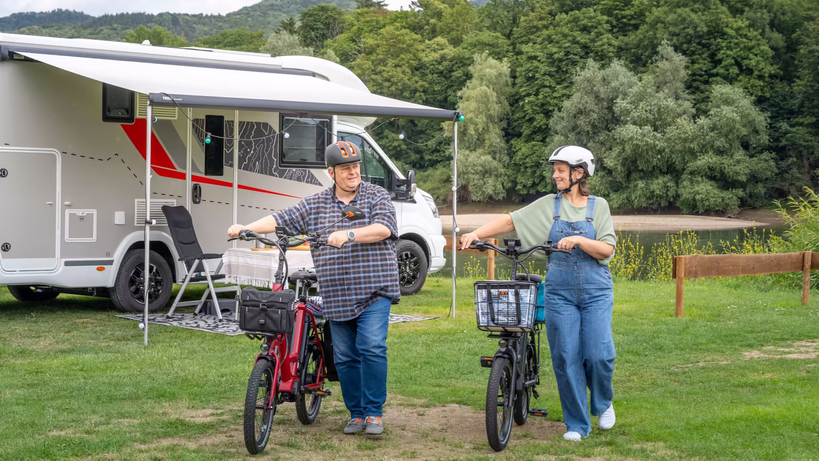 Startklar für wunderbare Erlebnisse am Wohnmobil bei strahlendem Sonnenschein