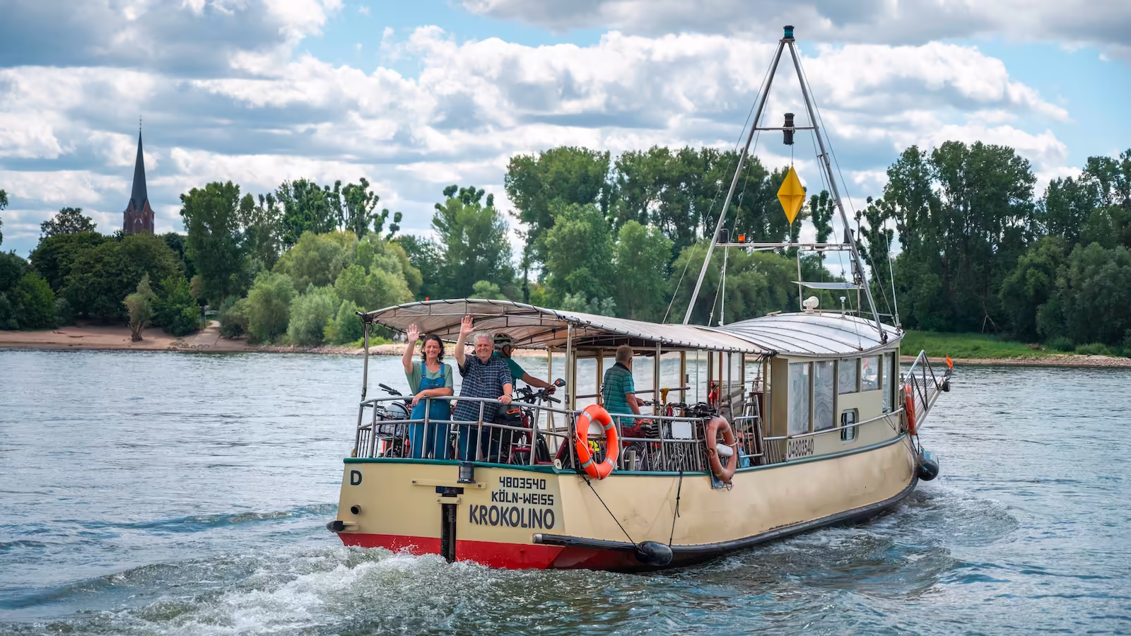 Freudige Fährüberfahrt mit der Krokolino auf dem glitzernden Rhein