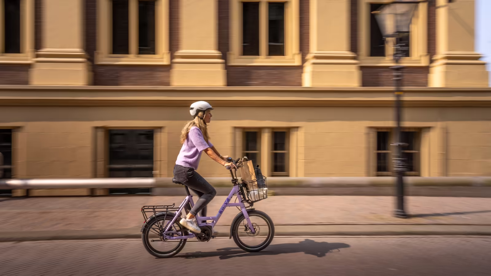Dynamische Fahrt auf dem i:SY E5 mit kraftvollem Bosch Antrieb entlang klassizistischer Stadtfassaden