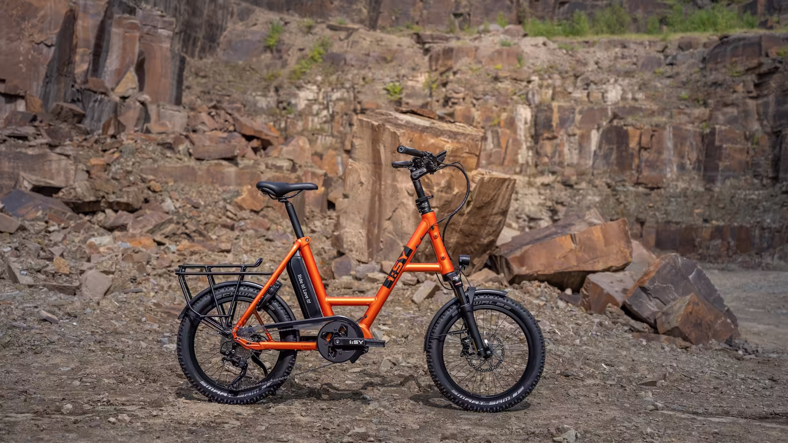 Orangefarbenes i:SY S10 Adventure im Steinbruch vor einer markanten Felswand