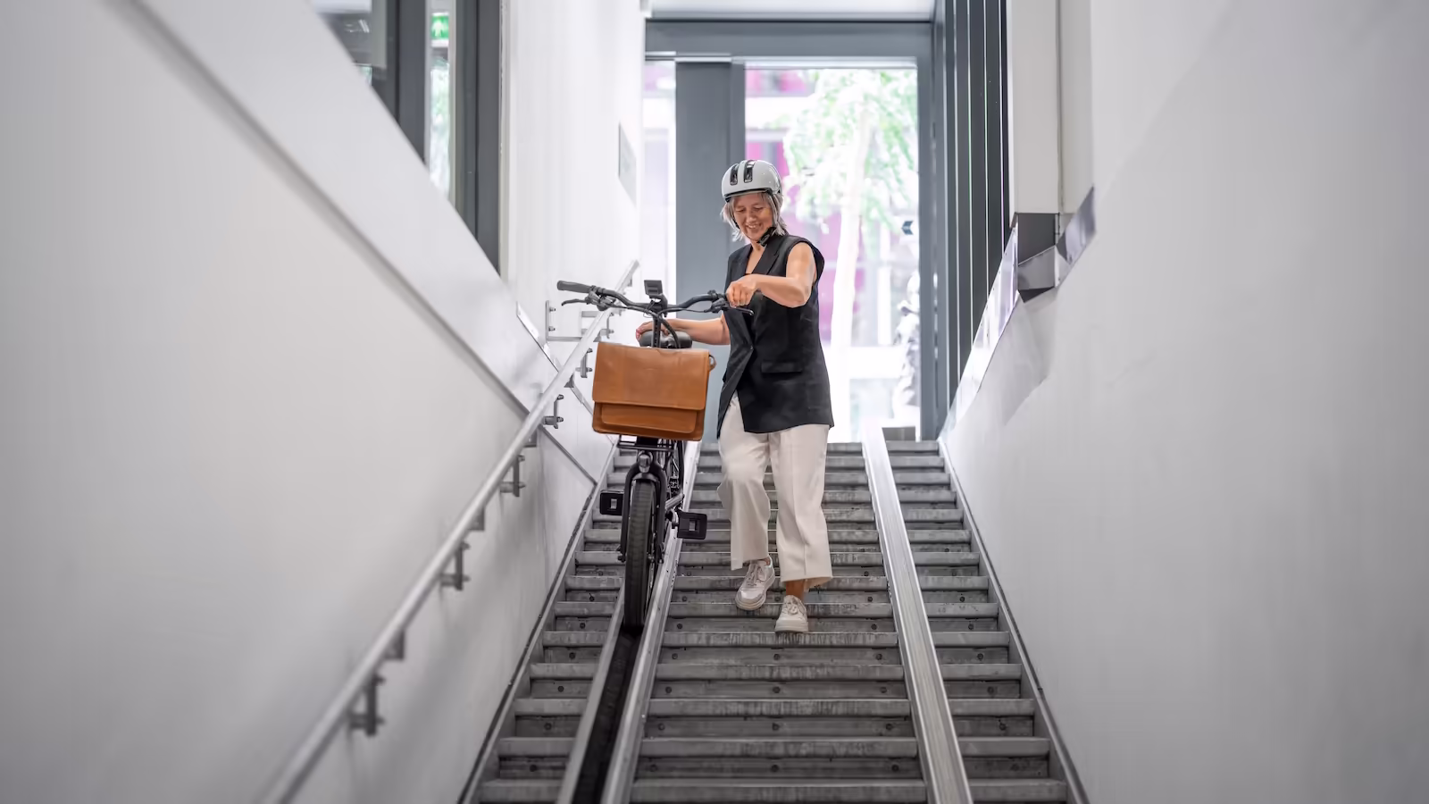 Daniela rollt mit dem leichten i:SY S10 Stadtflitzer die Treppe hinunter