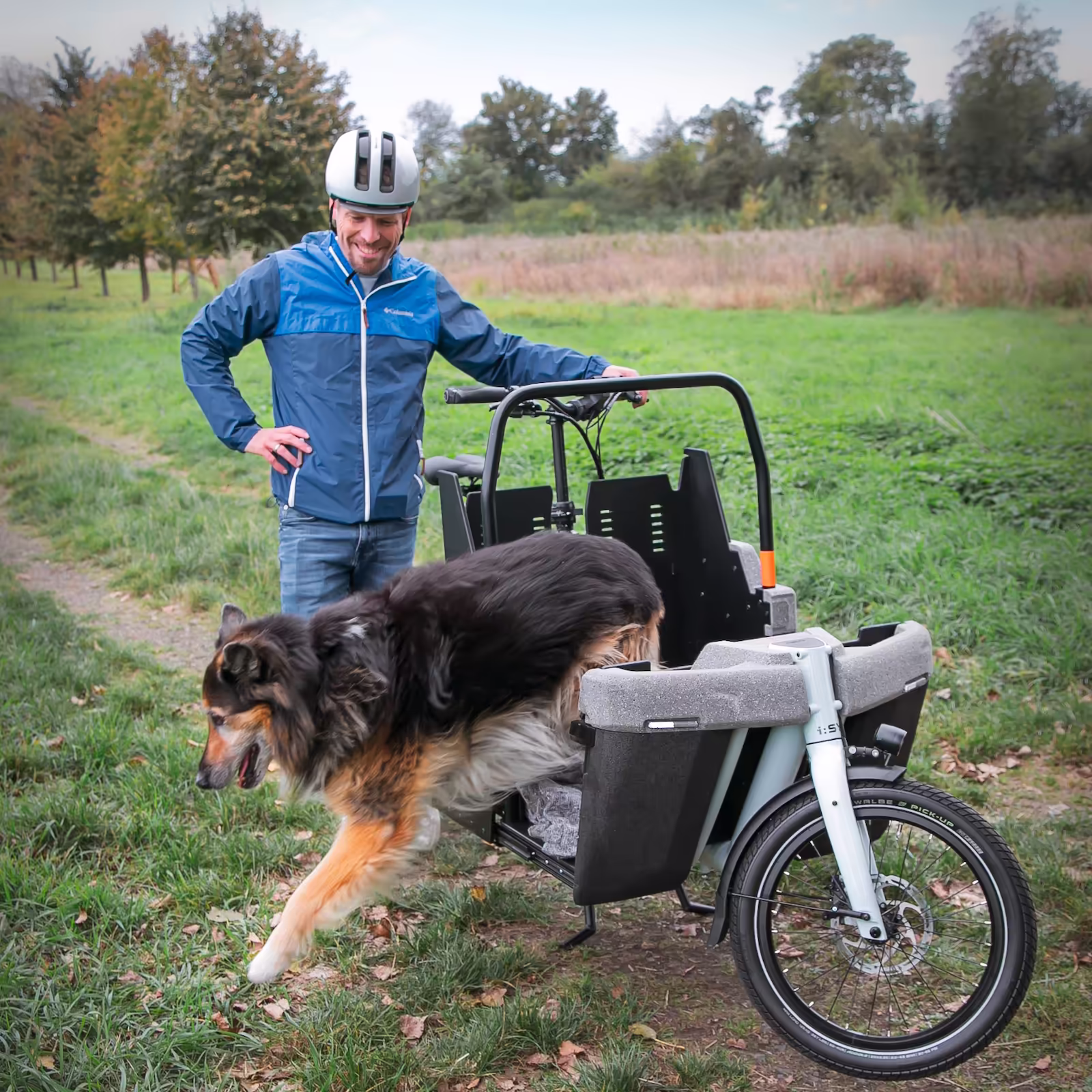 Hund Marley springt aus der i:SY Cargo Cab.
